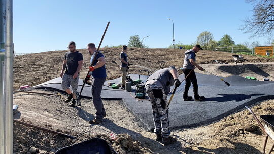 Noch wird fleißig gearbeitet am der Pumptrack-Anlage am Bürgerhaus von Wirges. Ende Mai soll die Anlage offiziell in Betrieb gen