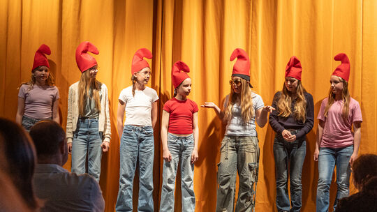 Die Rapperzwerge - eine skurrile Truppe (verkörpert von Marit Silje Schumann, Carla Heim, Fabienne Schmidt, Mia Helsper, Sina Ma