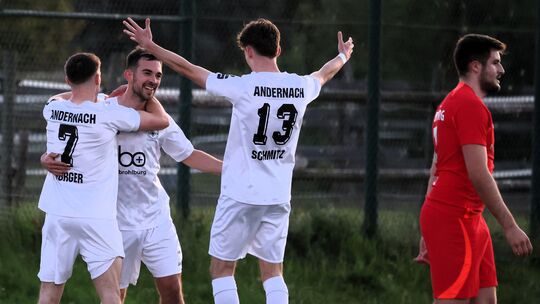 Gian Luca Dolon (weißes Trikot, Mitte) traf beim 2:0-Sieg seiner SG 99 Andernach gegen den FC Bitburg doppelt und schoss seine M