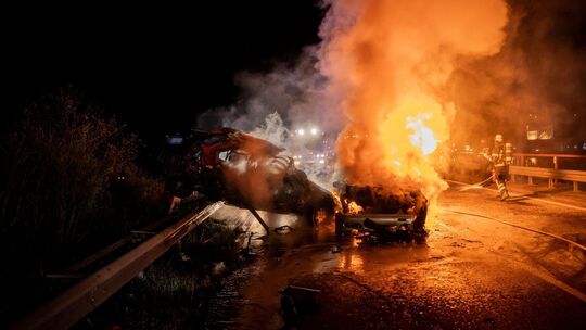 Auto brennt nach Zusammenstoß aus