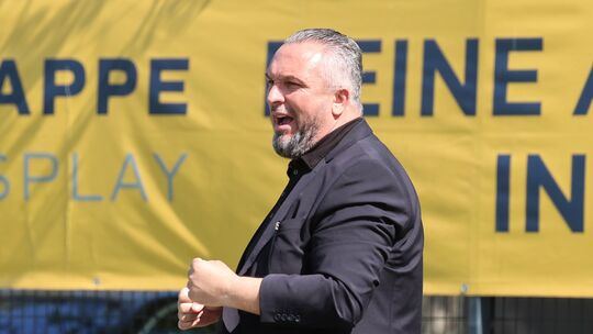 Cosmos-Macher Remo Rashica würde gerne mit seinen "Cosmonauten" nach Neuwied umziehen und dort über Tore des Oberligisten jubeln