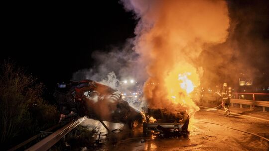 Tödlicher Verkehrsunfall auf der B41: Für einen Unfallbeteiligten konnten die Rettungsdienste nichts mehr tun.