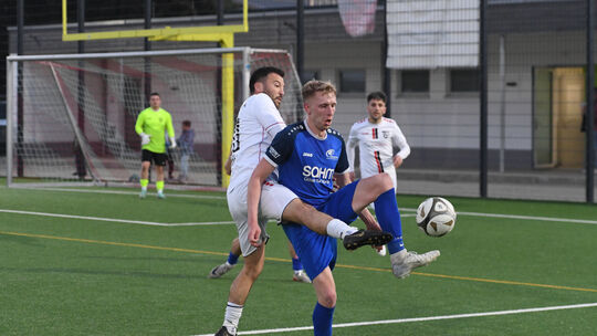 Lukas Urwer (blaues Trikot) brachte Höhr-Grenzhausen in der 33. Minute in Führung, am Ende stand es 0:2 aus Sicht des FC Kosova