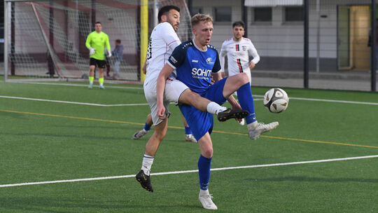 Lukas Urwer (blaues Trikot) brachte Höhr-Grenzhausen in der 33. Minute in Führung, am Ende stand es 0:2 aus Sicht des FC Kosova