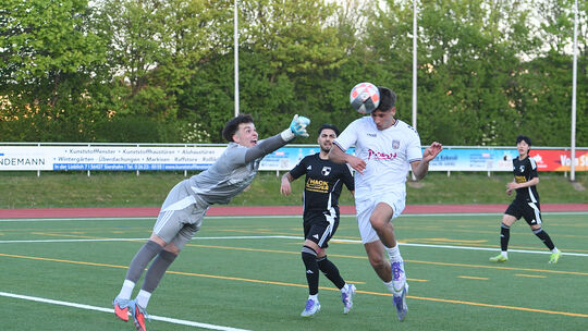 Nicht nur in dieser Szene, die kurz vor der Pause zum 2:0 durch Montabaurs Qendrim Ahmetaj führte, streckte sich Windhagens Phil