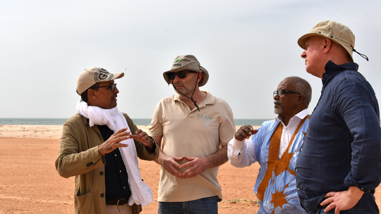 Bilder von einer Lagebesprechung auf der SAREP Fläche mit Vertretern der lokalen Regierung und einem Spezialisten für Meerwasser
