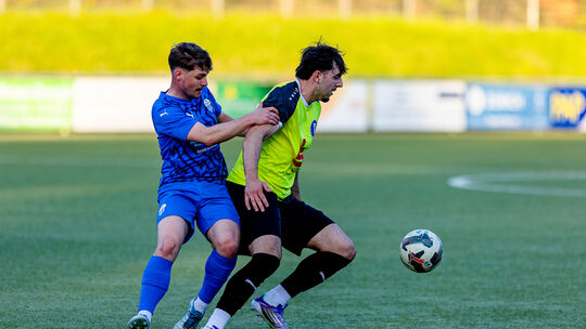 Duell der ehemaligen Teamkameraden: Marian Kunz (links) im Zweikampf mit Metternichs Tim Niemczyk, der bis zum Winter noch für d