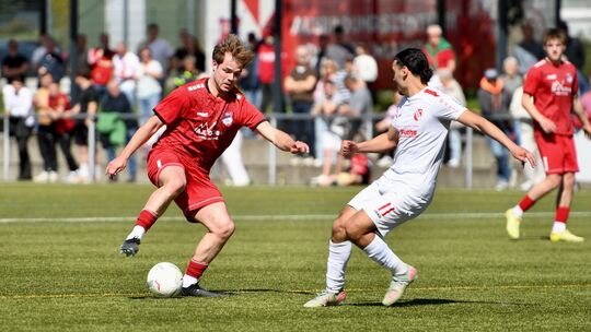 Eisbachtals Jonah Arnolds (rotes Trikot) traf beim 5:0-Sieg gegen den FV Eppelborn doppelt. Für den Stürmer waren es die Saisont