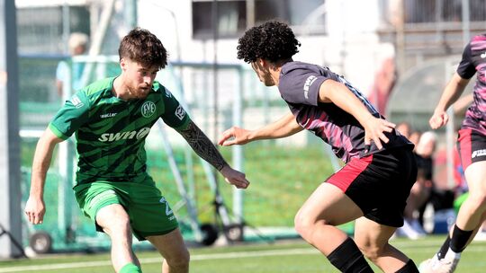 Er war ohne Frage der Spieler des Spieltags: Engers-Akteur Manuel Simons (grünes Trikot), der drei Treffer selbst erzielte und e