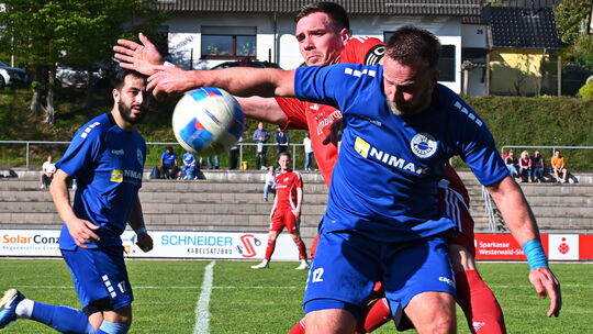 In dieser Szene hält sich Wissens Hüseyin Samurkas (links) noch im Hintergrund auf, nach 51 Minuten war er aber im Fokus und ver