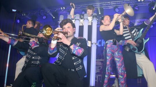 Die Brass-Band Druckluft hat in Ochtendung begeistert. Natürlich war auch die Karnevalsmaus dabei.