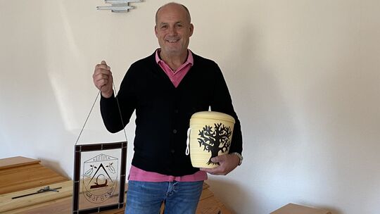 Bestatter Jürgen Mittler führt das Unternehmen in der fünften Generation. Er betont, dass die klassische Erdbestattung im Sarg i