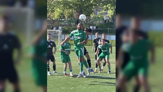 Merouane Taghzoute vom SV Auersmacher gewinnt das Kopfballduell gegen den Idarer Juri Amidon. Dessen Teamkollegen Lennert Arend,