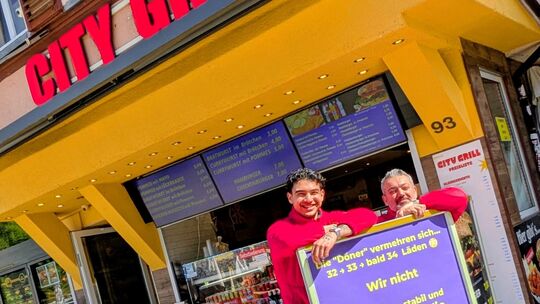 Die letzte Pommesbude in der Innenstadt will gegen die Dönber-Übermacht nicht klein beigeben: "Wir bleiben stabil", schreibt Che