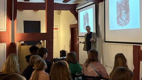 Stefan Gemmels kreative und offene Art ist für die Kinder genau das Richtige. Mit seiner Lesung schafft er es, alle zu begeister