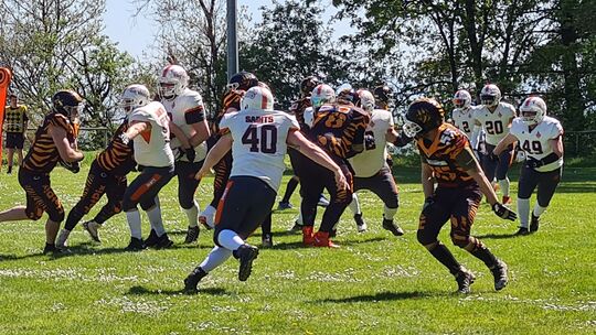 Die Mosel Valley Tigers (in Orange-Schwarz) haben zum Saisonstart in der Landesliga Mitte in Leienkaul mit 35:20 gegen die Saarl