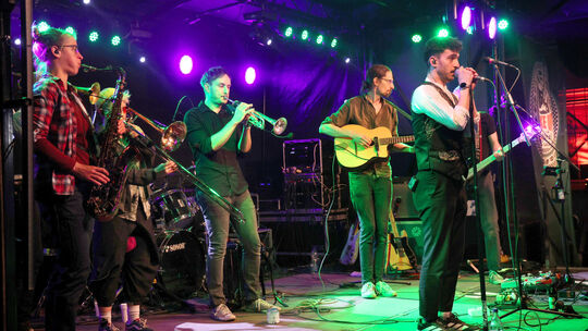 Die neunköpfige Formation „Milenko“ aus Trier heizte die Stimmung im Ort auf.