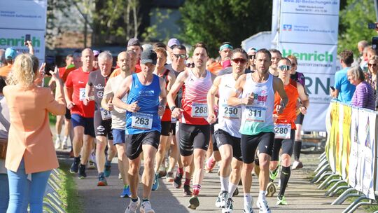 Schon beim Start direkt richtig eingereiht: Der Bad Salziger Christoph Gräff (Nummer 311) gewann den Laubacher Volkslauf vor dem