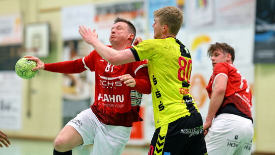 In seinem letzten Heimspiel für die HSG Kastellaun/Simmern warf Spielmacher Max Grethen (links) fünf Tore beim 30:21 gegen Munde