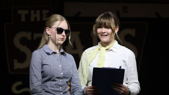 Die blinde Lisa (Liv Marit Müller, links) ist froh, dass sie einen Job an der Hotel-Rezeption bekommen hat. Die leitende Hotelan