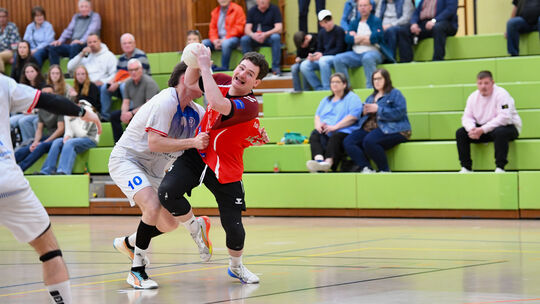 Holzheims Finn Langenau (rotes Trikot) hielt nicht nur den Taktstock in der Hand, sondern versenkte die Kugel auch siebenmal in