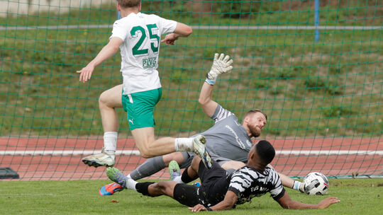 Die Reserve von Mülheim-Kärlich will vollen Einsatz zeigen, wie hier Ben Vulicevic (Nummer 25) im Spiel gegen Mayen.