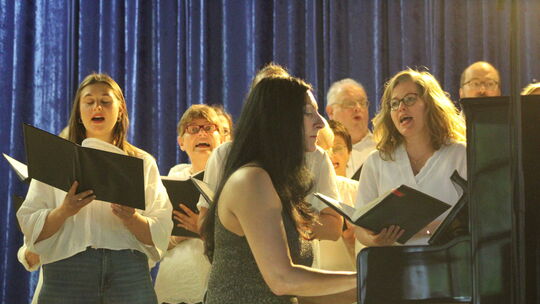 Konzertpianistin Maria Streltsova begleitete zahlreiche Lieder am Klavier.