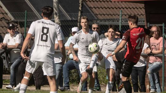 Überzahl: Drei Winterbacher (weiße Tikots) behaupten den Ball gegen einen Kontrahenten des TSC Zweibrücken.