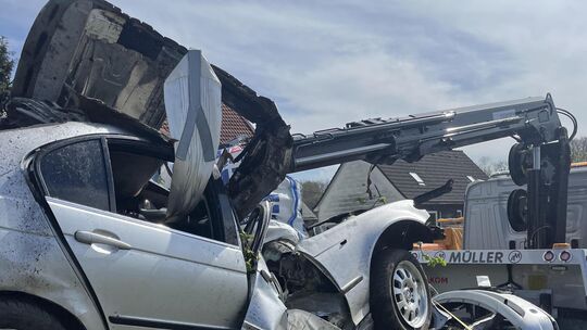Um kurz nach 11 Uhr am Sonntag wurde das Wrack des BMW abtransportiert, mit dem ein 46-Jähriger tödlich verunglückt ist.