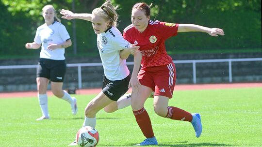 Gut aufgelegt zeigte sich Bad Neuenahrs Katharina Pohs (am Ball), die ein Tor und drei Vorlagen beisteuerte.