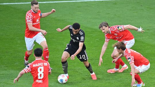 Vier gegen einen ist eigentlich unfair – nicht aber, wenn die Bayern ihre Füße im Spiel haben. Hier muss sich der Münchner Jamal