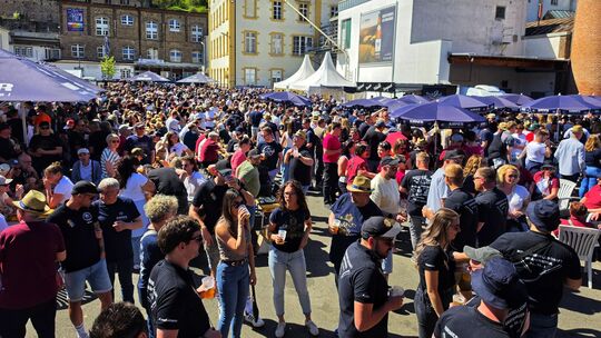 Mehrere tausend Besucher füllten den Brauereihof der Kirner Privatbrauerei beim Hoffest zum Tag des Bieres.