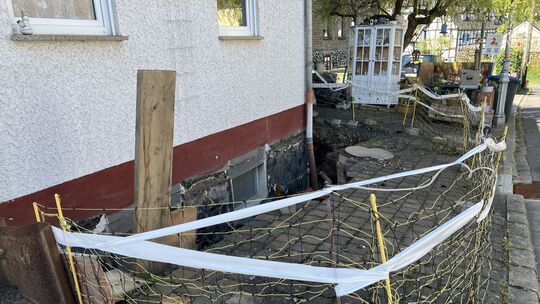 Die Schäden am Haus sind deutlich zu sehen. Eine Pumpe läuft rund um die Uhr. Die Schäden am Haus sind deutlich zu sehen. Eine Pumpe läuft rund um die Uhr.