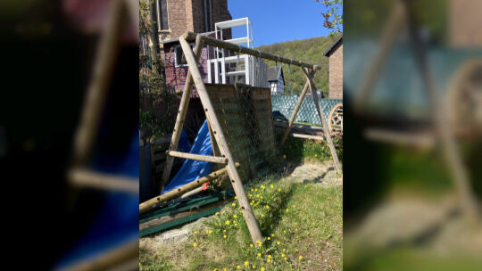 Die Kinder können ihre Spielgeräte im Garten nicht nutzen. Die Kinder können ihre Spielgeräte im Garten nicht nutzen.