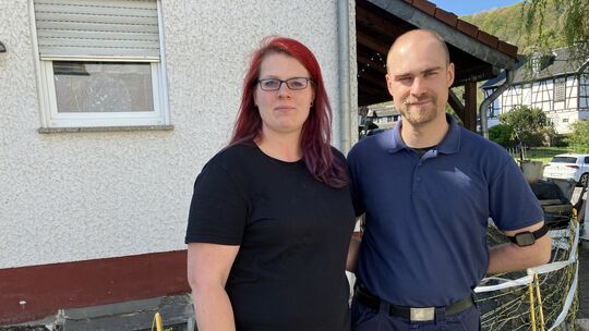 Jennifer und Max Warning vor ihrem Haus in Unkelbach. Die Situation vor Ort ist für die ganze Familie belastend.