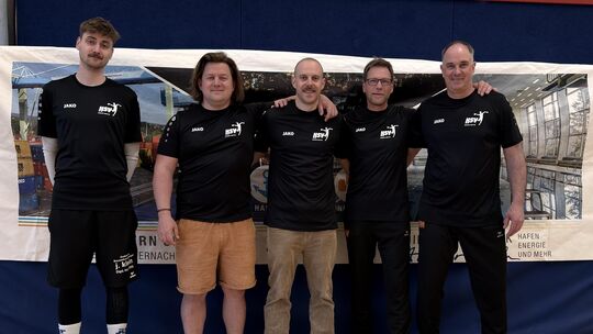 In der kommenden Saison verantwortlich für den Handball-Verbandsligisten HSV Rhein-Nette: (von links) Dario Lehmler, Felix Bous,