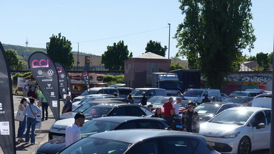 Bereits am Samstag kamen zahlreiche Besucher zum Automobilsalon auf die Pfingstwiese. Am Sonntag wurde es hier noch voller.