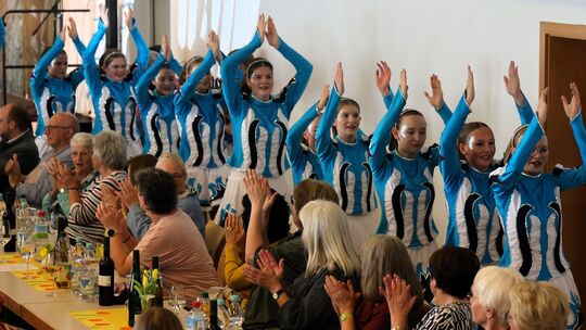 Die Jugendtanzgarde der Brave Jonge zeigte beim Frauentreff ihr ganzes Können.