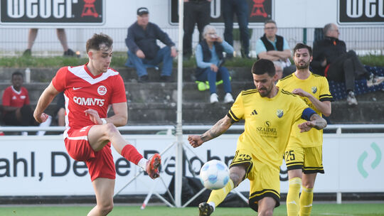 Mann des Tages bei der SG Hüffelsheim: Der erneut bewegliche und torgefährliche Tim Reidenbach (rotes Trikot) schnürte gegen den
