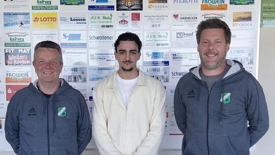Verstärkung: Aiman Abdelaali (Mitte) wechselt zu Alemannia Waldalgesheim. Darüber freuen sich Sport-Vorstand Hans-Joachim Blum (