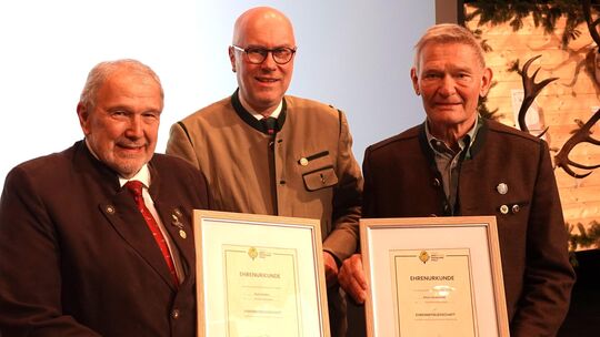 Sie wurden von LJV-Präsident Dieter Mahr (Mitte) wegen ihren großen Verdienste mit der Ehrenmitgliedschaft im Landesjagdverband