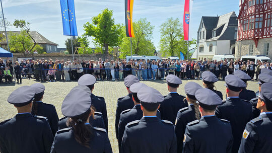 Ein prall gefüllter Domplatz, herrliches Wetter in Limburg und ein lockeres Rahmenprogramm dürfte bei den jungen Polizistinnen u
