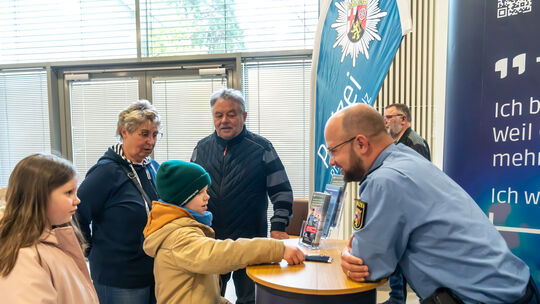 Die Polizei informierte auch die kleinsten Besucher über eine gute Berufswahl.