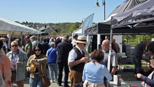 Viele deckten sich an den Ständen mit den Leckereien ein.
