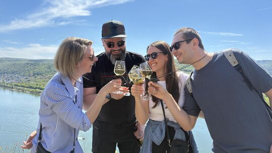 Diese Gruppe aus Andernach freut sich auf ihren gemeinsamen Ausflug und jedes Glas Wein, das sie beim Weinfrühling genießen könn