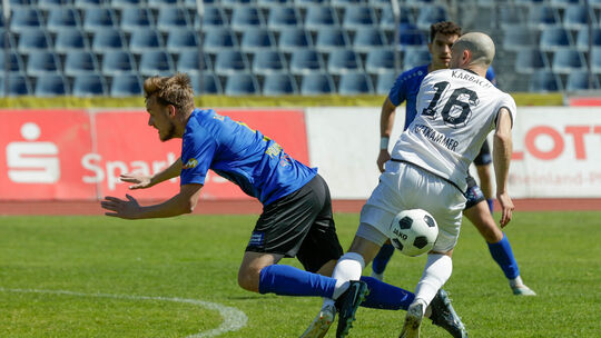 So intensiv wie hier zwischen TuS-Akteur Vassilios Polichronakis (blaues Trikot) und FCEK-Spieler Tim Puttkammer ging es während