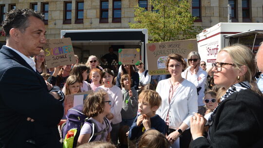 Oberbürgermeister Emanuel Letz sagte Schülern und Eltern eine Lösung in Sachen Schulstraßen um die Hofgartenschule zu, die aller