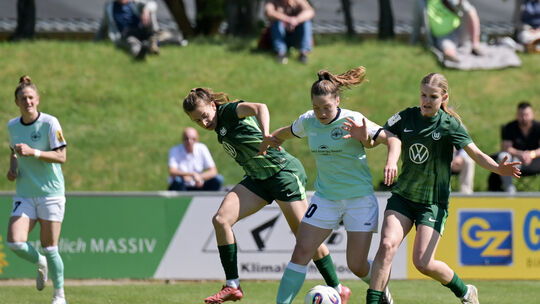 Nicht nur als Schützin des 1:0 für Andernach zählte Leonie Krump (Mitte am Ball) zu den auffälligsten Bäckermädchen beim 2:0-Sie