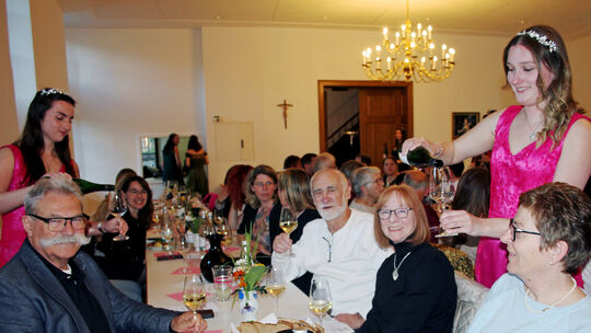 Besucher der Benefiz-Weinverkostung ließen sich gerne von edlen Tropfen verwöhnen.