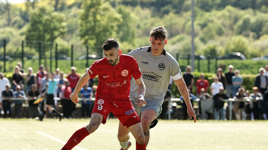 Wittlichs Meliani Saim (in Rot) machte ein starkes Spiel und traf doppelt gegen Ahrweiler um Kapitän Kapitän René Ebersbach beim